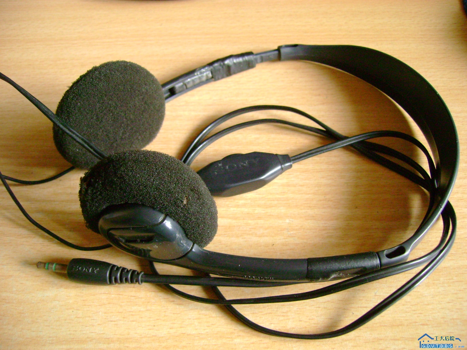 也是SONY原装耳机 音质不错的 出8元