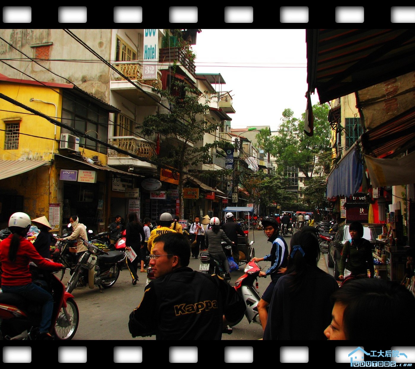 而越南的首都, 面对过多的摩托车,我们只能是见缝插针穿梭而过.JPG