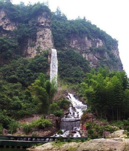 宝峰湖飞瀑.jpg