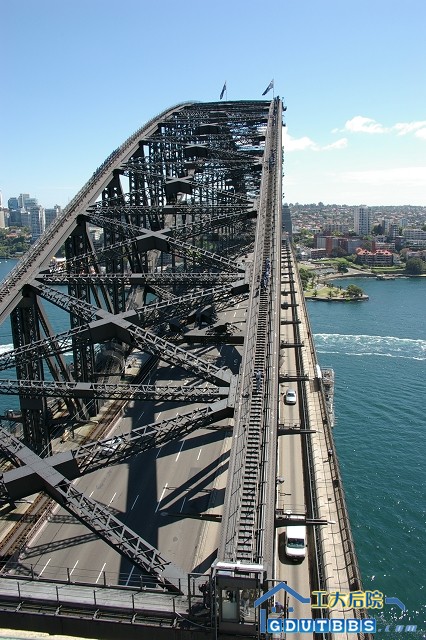 桥塔北望2，注意有攀爬悉尼港湾大桥的人