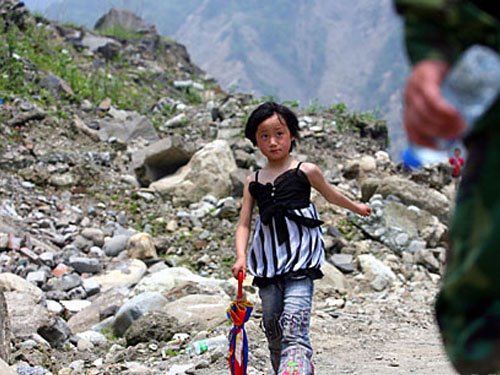 一个从汶川县灾区步行出来的孩子。.jpg