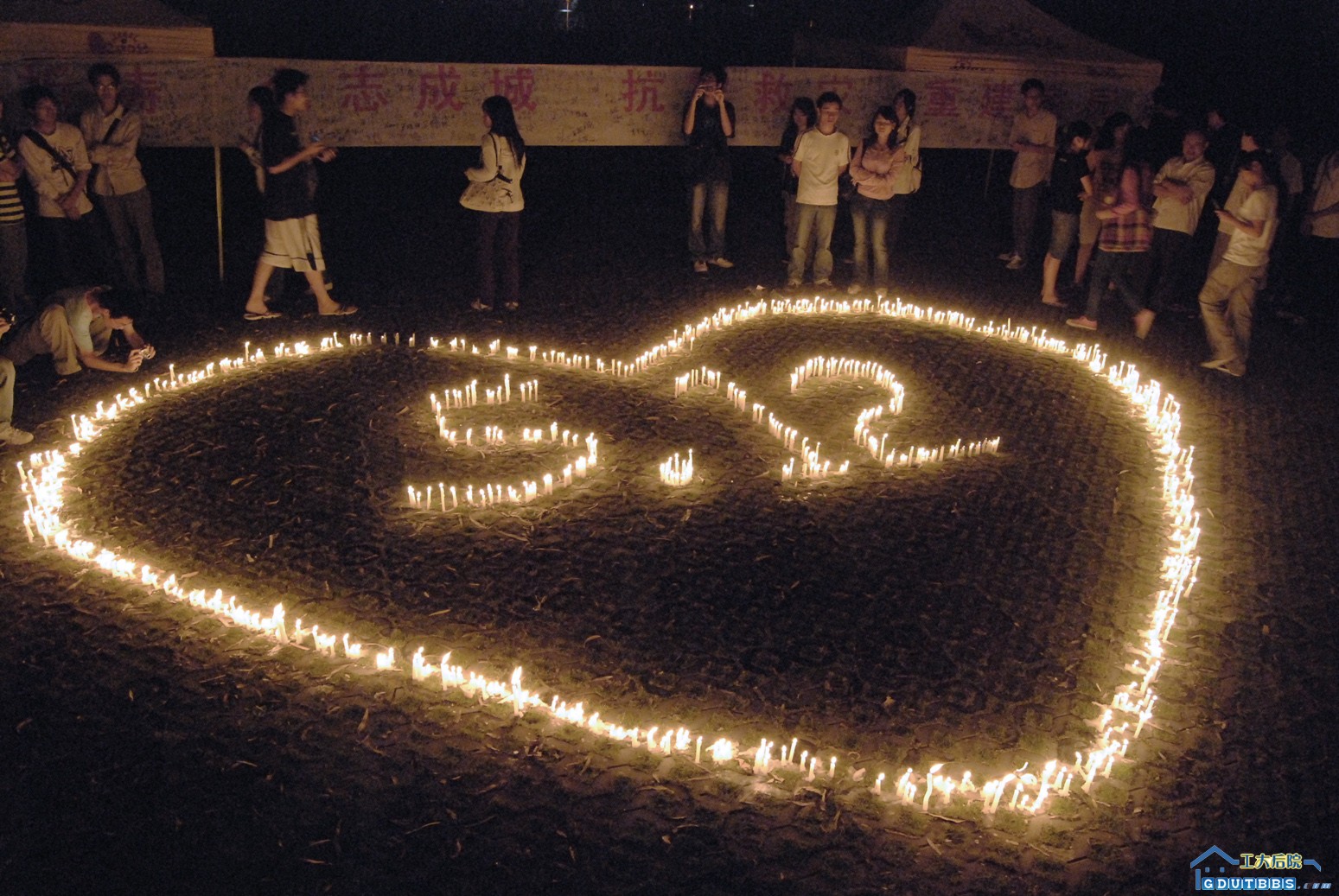 0521工大爱国学生自行组织默哀