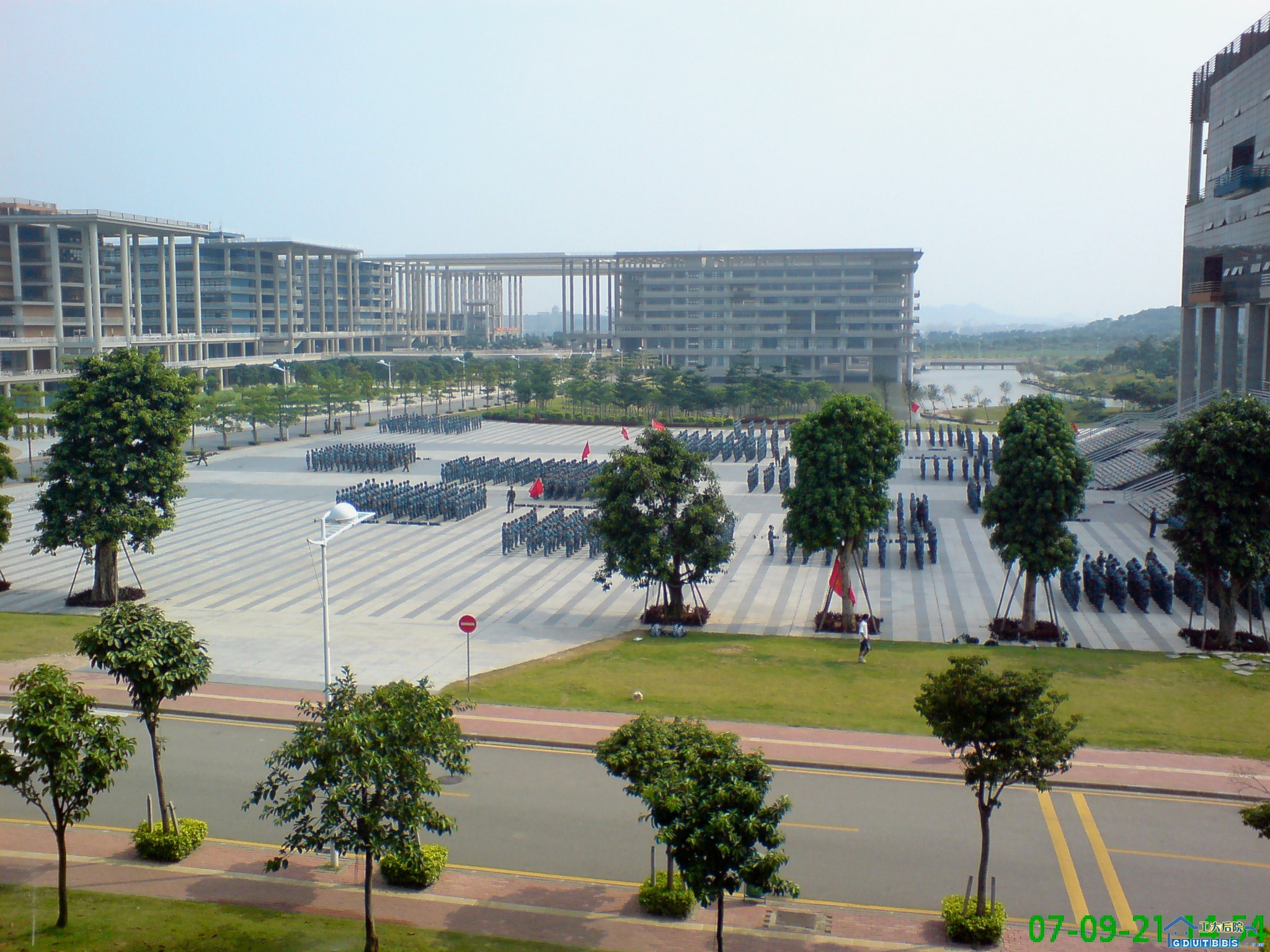 教学3号楼望去是行政大楼和图书馆正门前空地，那时候师弟师妹们正在军训呢！