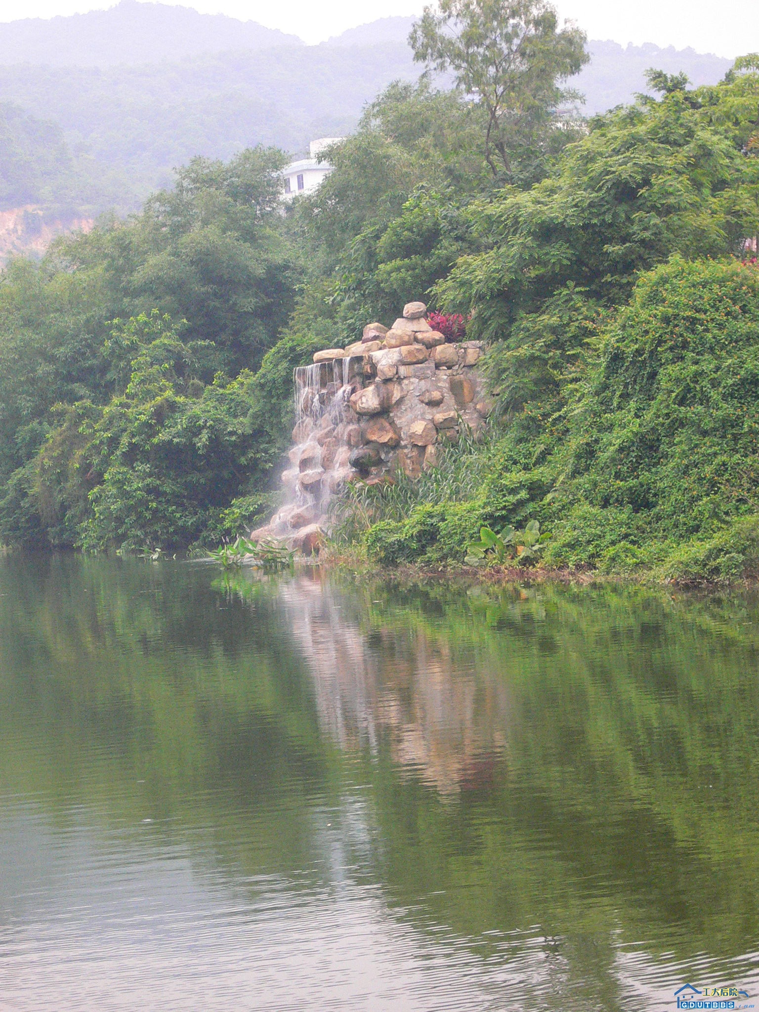 难道看到它有水在流啊，同学拍的