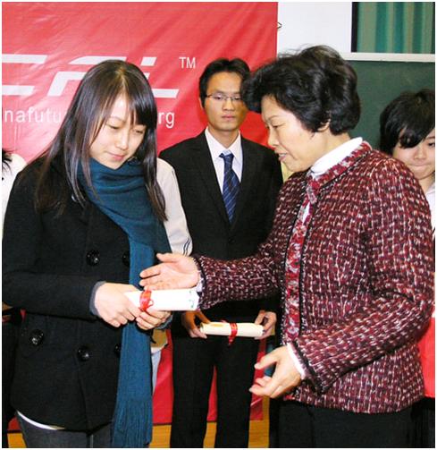 北京大学国关学院基金会主任王其芬教授为二等奖获得者颁奖.JPG