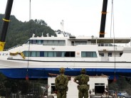 日本地震灾区房顶游船被吊离