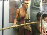 地铁里，是个人才辈出的地方，雷倒地铁，不信你看。