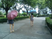 毕业典礼顺路拍几张，个MM的雨伞很漂亮